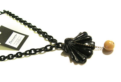 Lill's Jewelry Tokyo. by A Plastic Jewelry & Arty. | 1920's - 1930's - 1940's Vintage Style Shell motif Necklace.